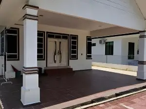 Hanna Homestay with aircond + Xbox + Astro Sport