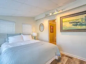 Cozy Waterfront Lake Cottage near RTJ Golf Course!