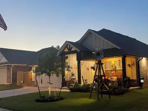 Exquisite Rustic & Serene Lovely Home!  Close to Yukon, Mustang, and Airport