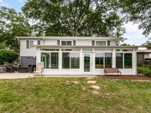 Waterfront 3 suites and 3 bathrooms. True lake living.