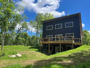 Lakeside Lookout, Brand New Build on Private Lake!
