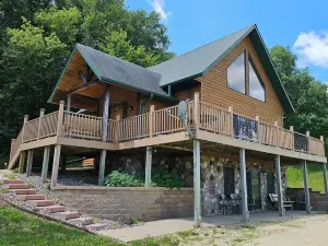 Entire high-quality lodge well equipped and tranquil - See ALBINO deer!