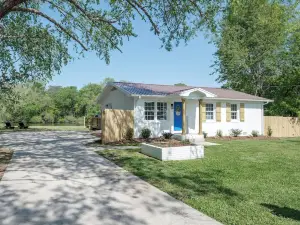 Lake Lagoon , 3 bedroom, 2 bath lakehouse , just steps away from the lake!