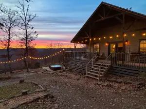 Sundance Cabin - Secluded Boston Mountain retreat - hot tub & valley views!