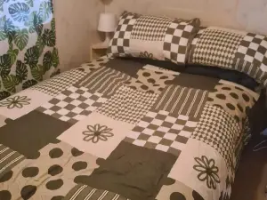 Cozy Cardiff Cabin Retreat Sleeps 6 by Aimee