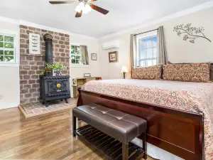 Hill Country Charm - River Access & Stunning Views