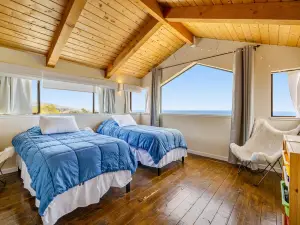 Stunning home with sweeping ocean views, private hot tub & outdoor living