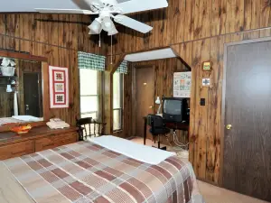 Country Comfort - Wifi, Fireplace, Golfing, Hiking, Deck, Pool Access