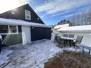 Mountain getaway w/ hot tub & heated garage