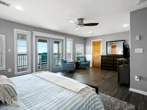 Beautiful Waterfront Home with Amazing Views from the Spacious Deck near Kemah Boardwalk in Seabrook