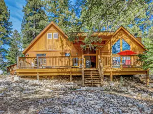 Peaceful and Private Cloudcroft Cabin with Deck!
