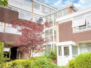 Simple Family Apartment in Woking Near City Center