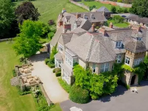 Middle Aston House