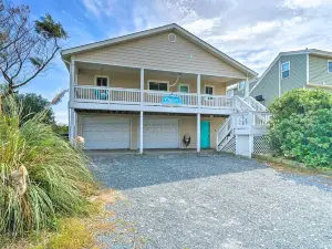 Peaceful Cottage by the Sea Oceanfront Home!