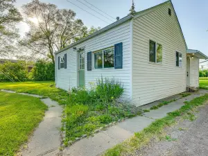 Cozy Home w/ Backyard ~ 3 Mi to Downtown Saginaw!