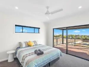 The Lux Country Retreat - Heated Swimming Pool - Immaculate Views and Stylish Comfort!
