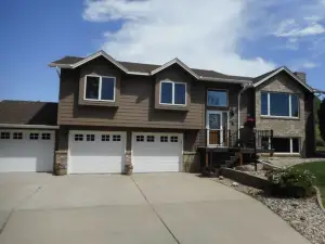 Beautiful and Spacious Getaway Nestled in the Black Hills, close to attractions