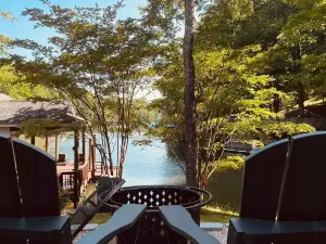 Lakefront LUXURY- Lg covered dock, HOT TUB, fire pit, kayaks + 2 game rms