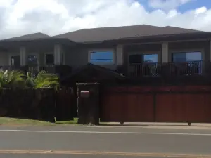 Newly renovated one-bedroom with A/C, Steps to Hukilau Beach, 30 Day
