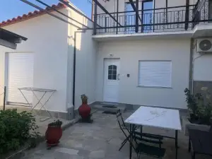TasoulasHome 1-detached houses with courtyard