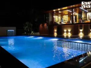 StayVista at Sasha Farms in Roha with Pool, WiFi