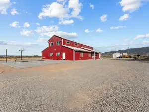 Barndominium Bliss 9 Bedroom, 10.5 Bath, Sleeps 30+, Pickleball, Kayaks, Fun!