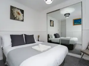 2-Bed Flat Wishaw Free Parking Family-Friendly