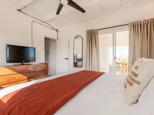Unique Kinetic Art, Hot Tub and Cowboy Pool - Stunning Vintage Oasis