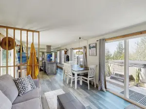 Dog-friendly cabin tucked Into the trees with WiFi, washer/dryer, & ocean views