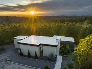 Charming Modern Cabin with Hot Tub and Backyard Oasis - Exquisite Retreat