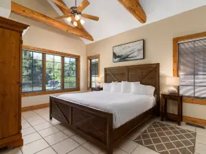 Stunning Scenic Creek Views - Spacious Modern Condo