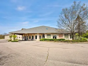 LakeWood Inn & Suites