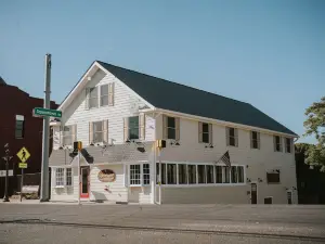 Hampton Bays Hotel on Main