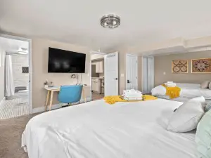 Cozy Retreat - Hot Tub, Parking, Wifi, Kitchenette