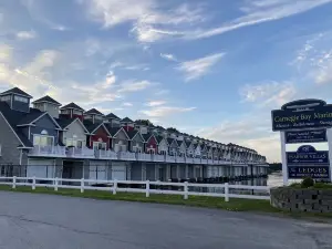 Walk Downtown, New...Boathouse Included!!!