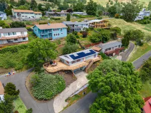Point Lyle 3 Bedroom Home by RedAwning