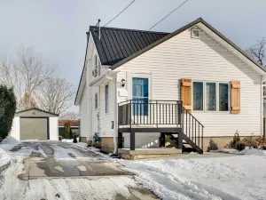 Charming Iowa Abode Near Knoxville Raceway!