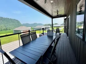 River Bluff Getaway– Upper  3BR/2BA Upper Level Unit with Gorgeous Deck Views