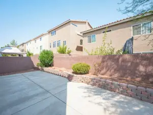 5bedrooms5 bath、 Sleep，Near the Airport