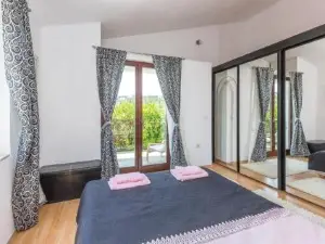 6 Bedroom Pet Friendly Home in Zmijavci