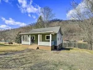 Waterfront Cottage on Greenbrier River!