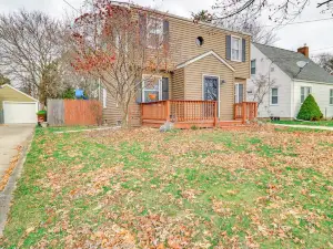 Walk to Adrian College: Family Home in Michigan