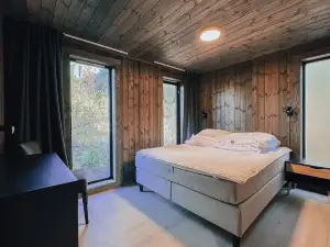 Modern Mountain Cabin - Outdoor Hot Tub - 8 Beds