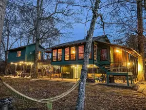 Treehouse Riverfront Retreat! Unplug & Reconnect