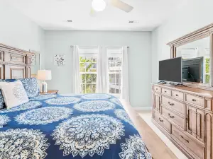 Gorgeous coastal condo with pool & balcony - near beach, golf, & Intracoastal