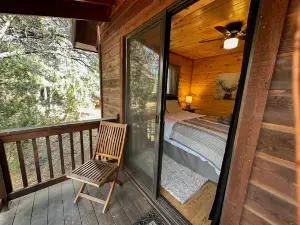 Private Hot Tub and Gas Fireplace - Cozy Serene Haven