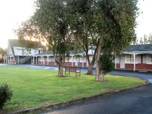 Colonial Motel