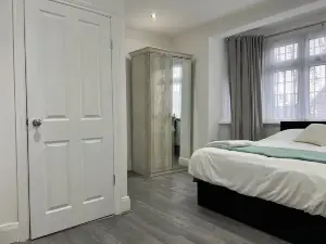 Inviting 2-Bed Apartment in Ilford