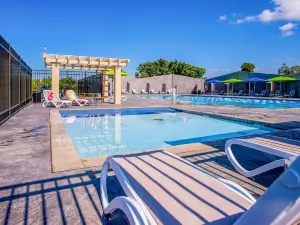 Ocean-view condo on golf course with pool, tennis, pickleball & majestic vistas