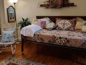 Heart of Hillsdale 1 Bdrm, Work,Cook, Relax Wifi Downtown Apartment Queen Bed